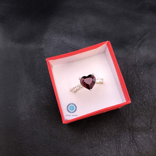 NHẪN NỮ ĐÁ GARNET TRÁI TIM